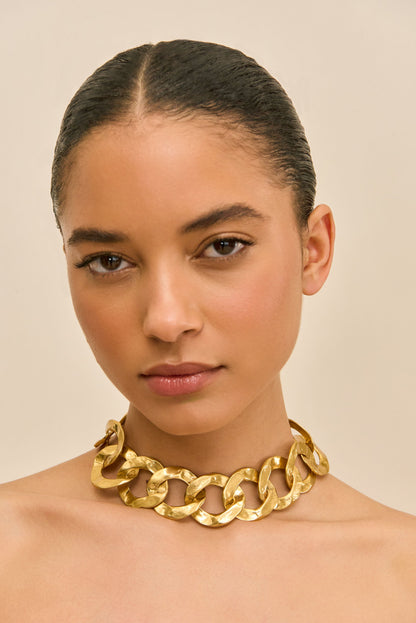 DULCE CHOKER NECKLACE - ANTIQUE BRASS