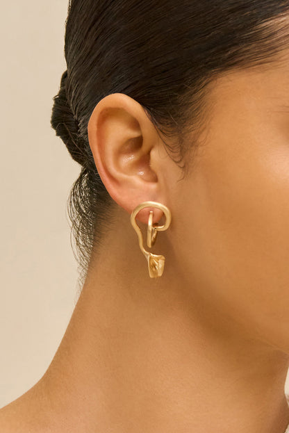 CALLA WAVY EARRING - BRUSHED BRASS